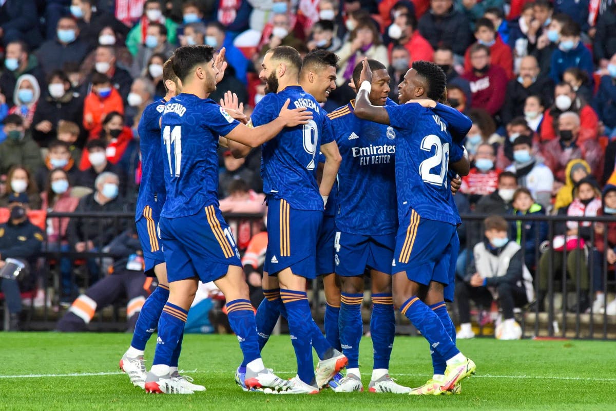 El mediocampo del Madrid domina al Granada y se hace con el primer puesto de LaLiga